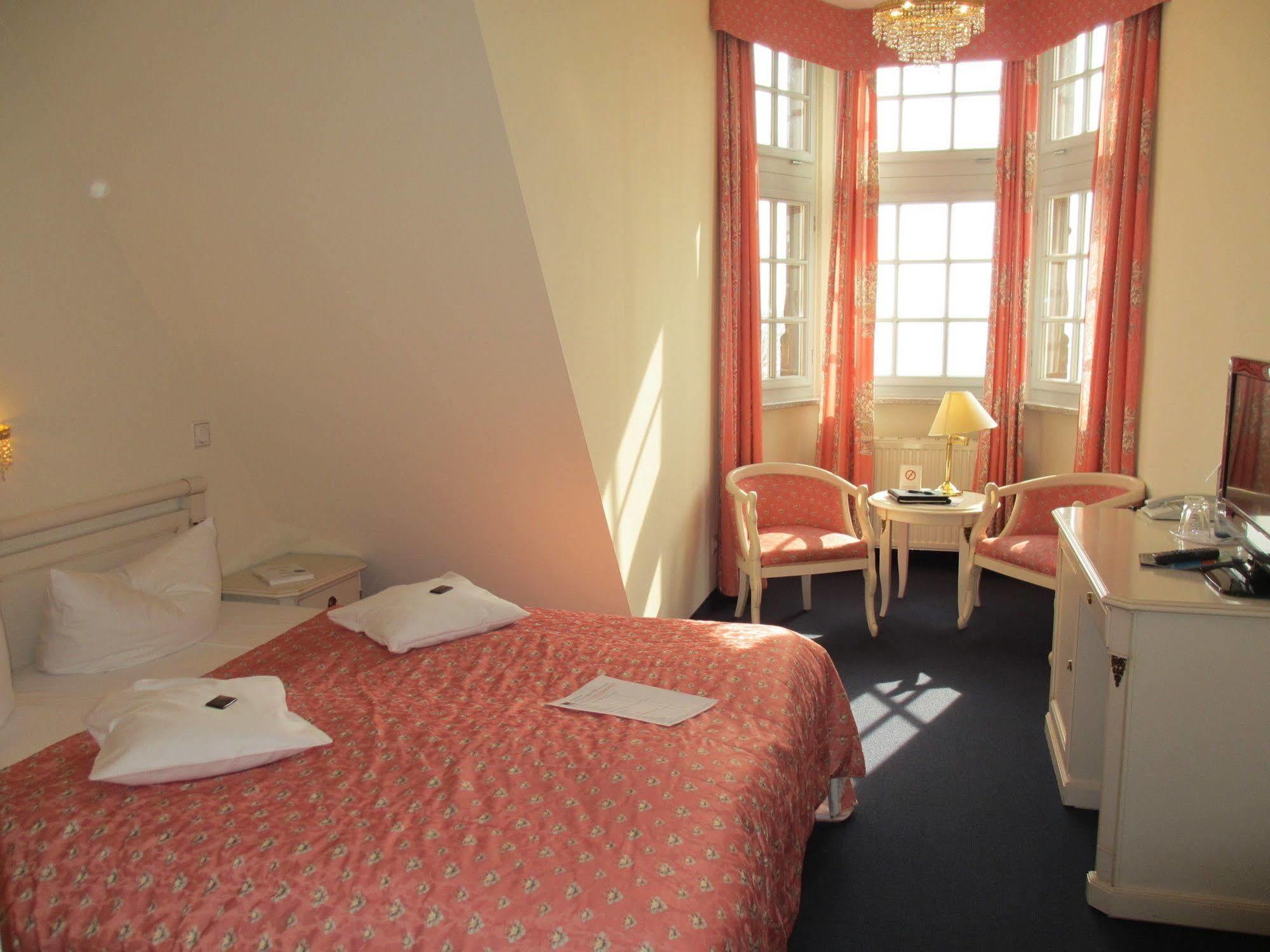 Seehotel Schloss Клинк Екстериор снимка