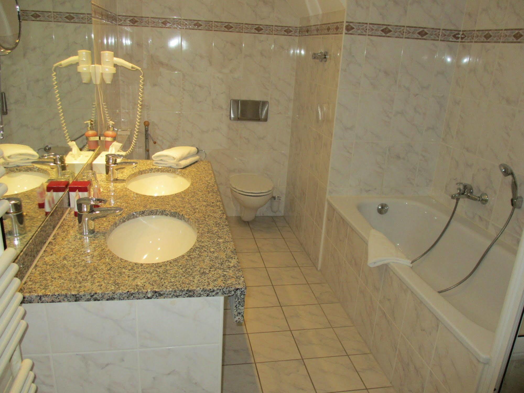 Seehotel Schloss Клинк Екстериор снимка