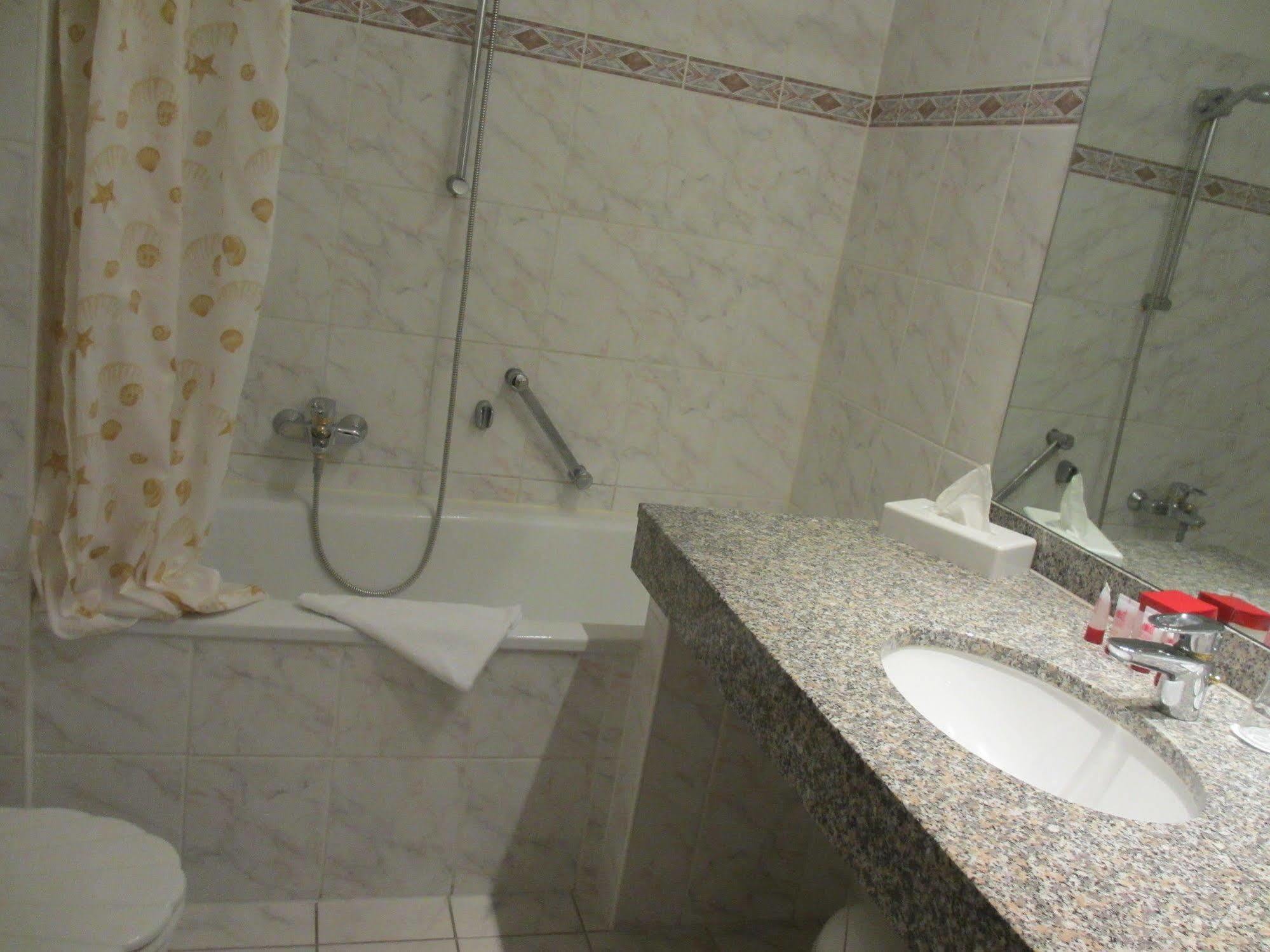 Seehotel Schloss Клинк Екстериор снимка
