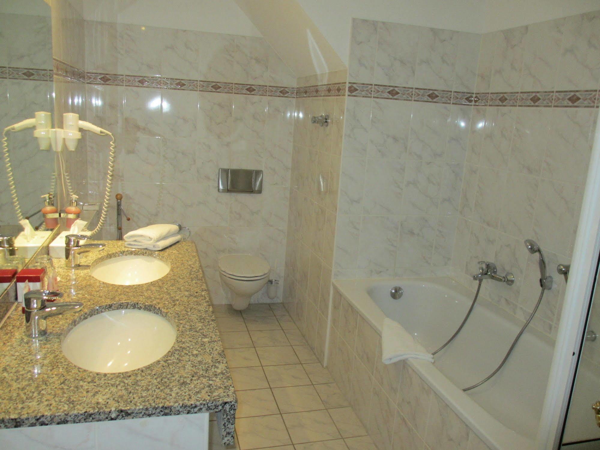 Seehotel Schloss Клинк Екстериор снимка